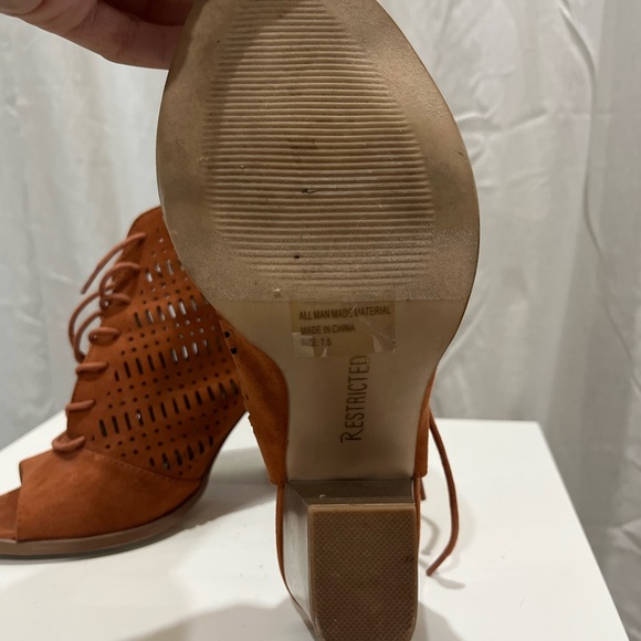 RESTRICTED brand opened toed heels 7.5 - Picture 3 of 4